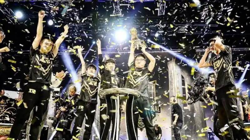 JDG战队首发阵容怎么确定？位置分工与轮换逻辑一次讲清